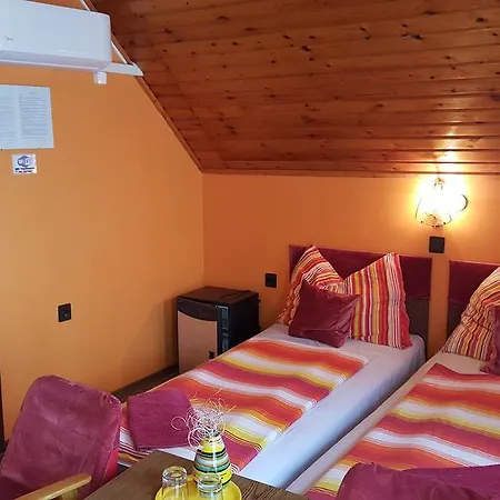 Rozsa Panzio Bed and Breakfast 3*